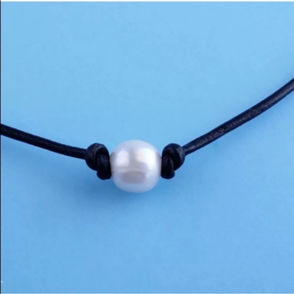 Simple Black Pearl Necklace - Picture 6 of 7